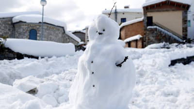 Detall d'un ninot de neu a l'entrada del poble de Vallcebre.