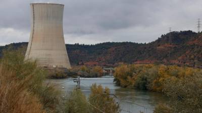 Pla general de la central nuclear d’Ascó, a la Ribera d’Ebre, i de la turbina de vapor arran de riu. Imatge del 25 de novembre del 2021. Foto: ACN