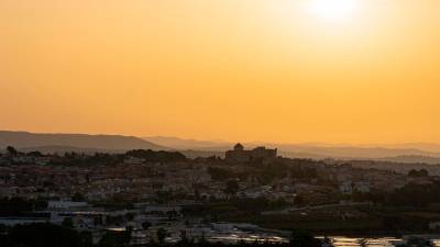 Altafulla y su castillo al amanecer. FOTO: Santi García