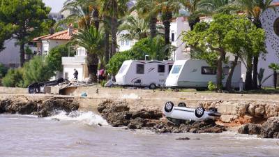 La corriente arrastró al mar coches del camping Alfacs. foto: àngel juanpere.