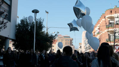 Companys dels dos joves morts van soltar globus al cel en record seu. FOTO: SOFIA CABANES (AGUAITA.CAT) FOTO: AJUNTAMENT D´AMPOSTA FOTO: ACN