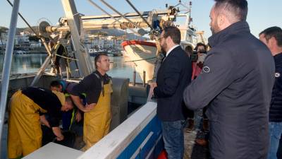 El conseller de Territori, Juli Fernández, conversa amb un pescador a la seua arribada a port. foto: joan revillas