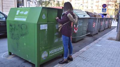 Imatge d´un dels 45 contenidors de color verd d´Humana que hi ha a Reus. Foto: Alfredo González