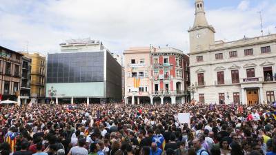 La concentraci&oacute;n del 3-O en el Mercadal termin&oacute; en protesta ante el Hotel Gaud&iacute;. FOTO: Alba Marin&eacute;