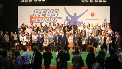 Fotografía de familia con todos los premiados, junto con el alcalde de Reus, Carles Pellicer, ayer tras la Gala celebrada en el Pavelló Olímpic Municipal. Foto: Alba Mariné