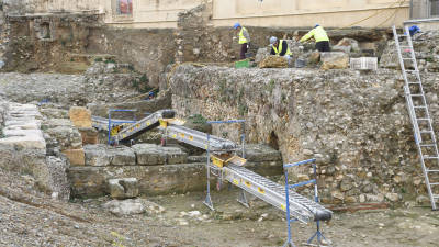 Imagen de ayer, durante los trabajos de recuperación del monumento. FOTO: CEDIDA