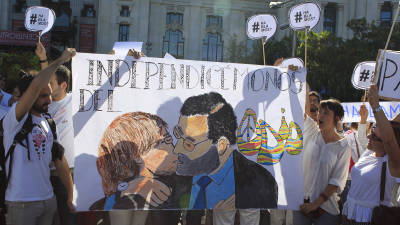 Vista de una de las pancartas que despeglaron los participantes en la manifestaci&oacute;n convocada por la plataforma 'Hablamos?' en la Plaza de La Cibeles de Madrid. FOTO: EFE