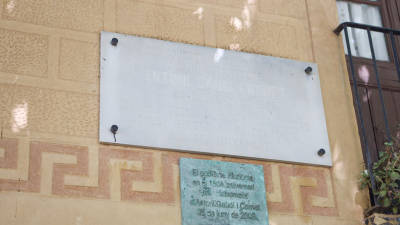 Las dos placas conmemorativas de esta finca, que está protegida como Bién de Interés Local. FOTO: Alba Mariné
