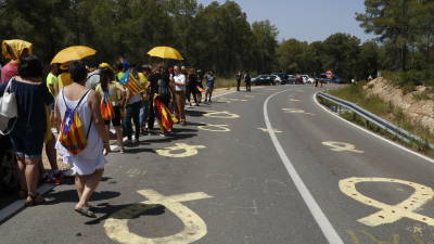 Una treintena de personas independentistas han esperado a Forcadell en la carretera de acceso a la prisi&oacute;n.FOTO: ACN