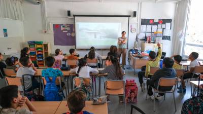 Alumnos de cuarto de primaria atienden una clase en la Escola Teresa Miquel i Pàmies de Reus. Foto: Fabián Acidres