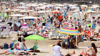 Los turistas de distintas nacionalidades llenan las playas de la demarcación Foto: roger segura/acn