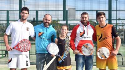 Jordi Gaya y Arturo Cercadillo, en el centro con sudadera, junto a sus patrocinados: Alex Casas, Alba Gallardo y Marc Romans. Foto: Alfredo González