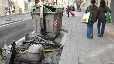 Imagen de uno de los muchos episodios de contenedores quemados de este año en Reus. Foto: alfredo gonzález