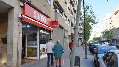 El supermercado que atracaron media docena de personas en la noche del lunes está situado en la avenida Pere el Cerimoniós. Foto: Alfredo González