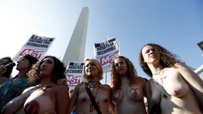 Mujeres participan de un tetazo, una protesta contra la prohibición de hacer topless en Argentina. Foto: EFE