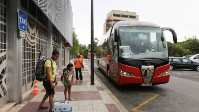 El bus del Reus de f&uacute;tbol, este martes en la puerta de la estaci&oacute;n de Renfe de Reus. Foto: Alba Marin&eacute;