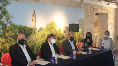 La firma del convenio tuvo lugar en la Casa de Cultura Cal Cabaler de Creixell. FOTO: CEDIDA