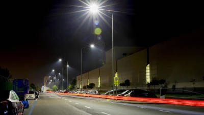 El proyecto incluye el cambio de la iluminación de las calles internas de la fábrica y de los aparcamientos exteriores.