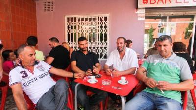 Ahmed, el segundo por la derecha, es el presidente de la Associació de Ciutadans Magrebins de Reus. Foto: Alba Mariné