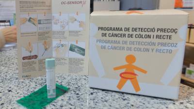 Un test del programa de detecció precoç de càncer de còlon i recte. foto: joan revillas