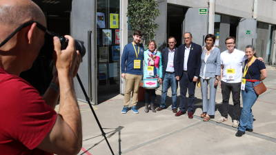 El president de la Generalitat, Quim Torra, es fotografia amb apoderats de Junts per Catalunya i ERC despr&eacute;s de votar al seu col&middot;legi electoral, a Barcelona. FOTO: ACN