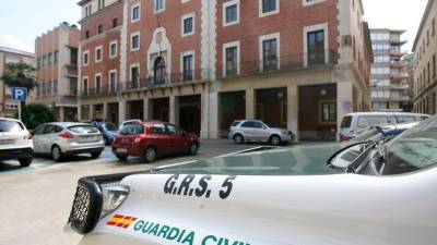Imatge de l'Ajuntament de Tortosa avui durant el registre de la Guàrdia Civil. EFE/Jaume Sellart