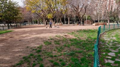 Ciudadanos con sus mascotas en el pipicán ubicado en el Parc de la Ciutat de Tarragona. Foto: Marc Bosch