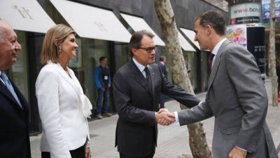 El rei Felip VI i el president de la Generalitat, Artur Mas, se saluden instants abans d'entrar a l'assemblea anual del Foro Iberoamericano, que se celebra aquest 13 d'octubre a Barcelona. Foto: ACN