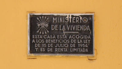 Primer pla d'una placa del Ministeri de l'Habitatge franquista en una façana del carrer Reding de Tarragona. Foto: ACN