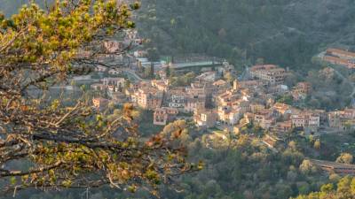 El pueblo de L’Argentera visto desde el castillo. FOTO: Santi Garcia