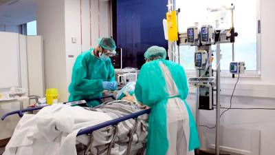 Una persona con Covid ingresada en un hospital catalán. Foto: ACN