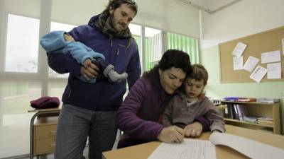 Eduard y Jordina firmaron ayer el documento en apoyo a la escuela. Foto: Alba Mariné