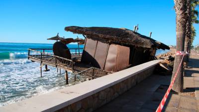 Un chiringuito que ha sufrido desperfectos a raíz del temporal Aline en la playa Llarga de Roda de Berà. Foto: ACN