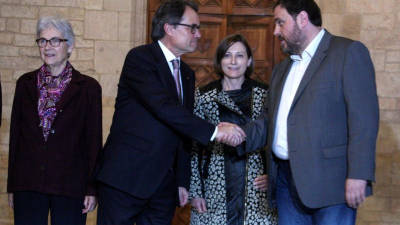 Artur Mas, president de la Generalitat, encaixa la mà d'Oriol Junqueras, en presència de Muriel Casals i Carme Forcadell el passat 14 de gener al Palau de la Generalitat. Foto: ACN