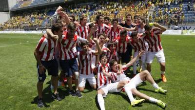 Los jugadores del Athletic, celebrando su ascenso en el césped del Carranza. Foto: EFE