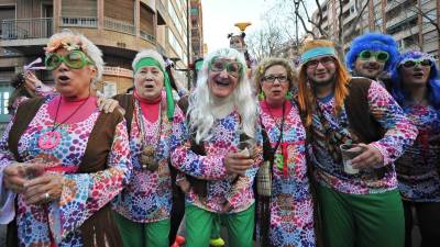 La temàtica hippie, un clàssic, mai no falla per Carnaval. Foto: Alfredo González