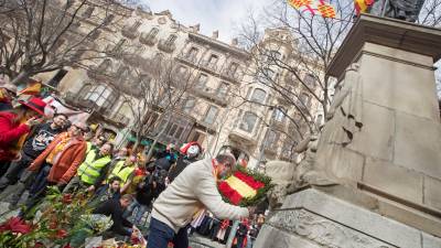 La movilizaci&oacute;n ha comenzado con una ofrenda floral al monumento a Rafael Casanova, icono del soberanismo. FOTO: EFE