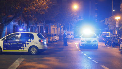 Parte del despliegue policial por las calles de Cambrils, durante la madrugada de ayer. Foto: pere ferr&eacute;