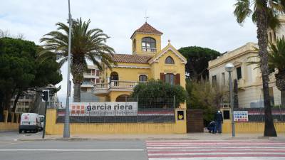 Operarios de la empresa Garcia Riera han iniciado esta misma semana los trabajos en el chalet Villa Enriqueta, ubicado en el Passeig Jaume I. foto:fabián acidres