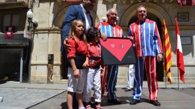 Proclamació de la Muixeranga d´Algemesí com a Ambaixadora dels Xiquets de Valls 2015, amb els dos representants recollint el mocador casteller. Foto: Montse Plana