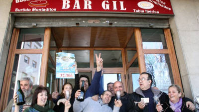 Eufòria i cava a les portes del Bar Gil del Vendrell per celebrar un dels cinquens premis, el 32306. Foto: ACN