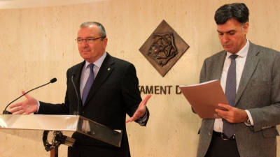 L'alcalde de Reus, Carles Pellicer, presentant els pressupostos de la corporació pel 2015, acompanyat del regidor d'Hisenda, Joaquim Enrech. Foto: ACN