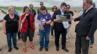 Propietaris demandants, tècnics i advocats del Col·lectiu Ronda, al Delta. foto: Joan revillas