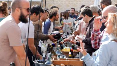Centenares de personas participaron ayer en la cata de vinos y las visitas guiadas. Foto: Pere Ferré