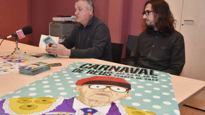 El president de la FRAC, Pere Turellols, i el creador del cartell del Carnaval, Josep Sendra. FOTO: ALFREDO GONZ?ÁLEZ.