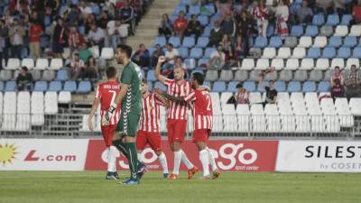 Tomeu Nadal, abatido, mientras los jugadores del Almería celebran el primer gol, obra de Soriano. Foto: La Voz de Almería