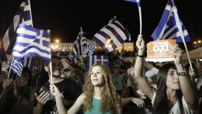 Partidarios del 'no' han celebrado los resultados ya antes del final del escrutinio en la plaza Sintagma de Atenas. Foto: EFE