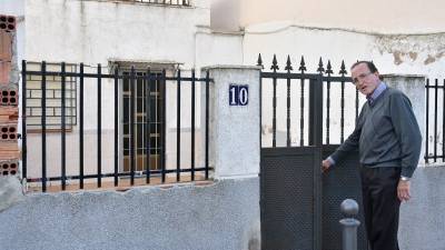 Pep Moreno, entrando en la vivienda que quieren rehabilitar en el barrio Sant Josep Obrer. FOTO: ALFREDO GONZÁLEZ