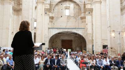 La consellera Ester Capella, dirigi&eacute;ndose al p&uacute;blico esta tarde en Corbera d'Ebre.