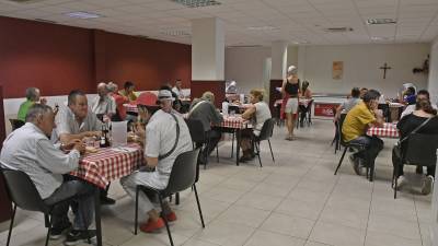 El comedor social que gestiona Cáritas de Reus mantiene la misma afluencia de usuarios en verano. FOTO: ALFREDO GONZÁLEZ